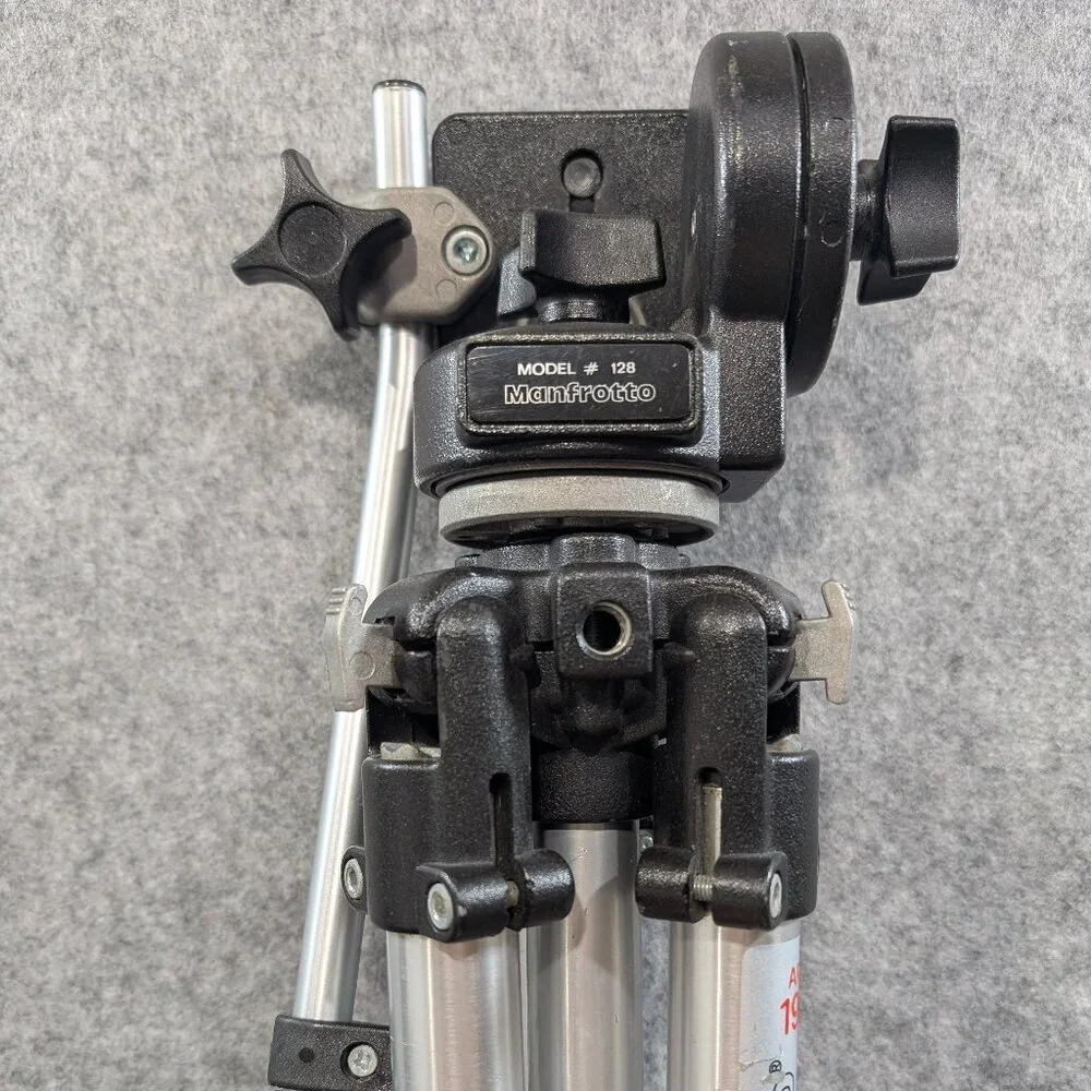 Manfrotto Art 190 Tripod with #128 fluid head - Aluminum legs Made In Italy - Picture 1 of 10